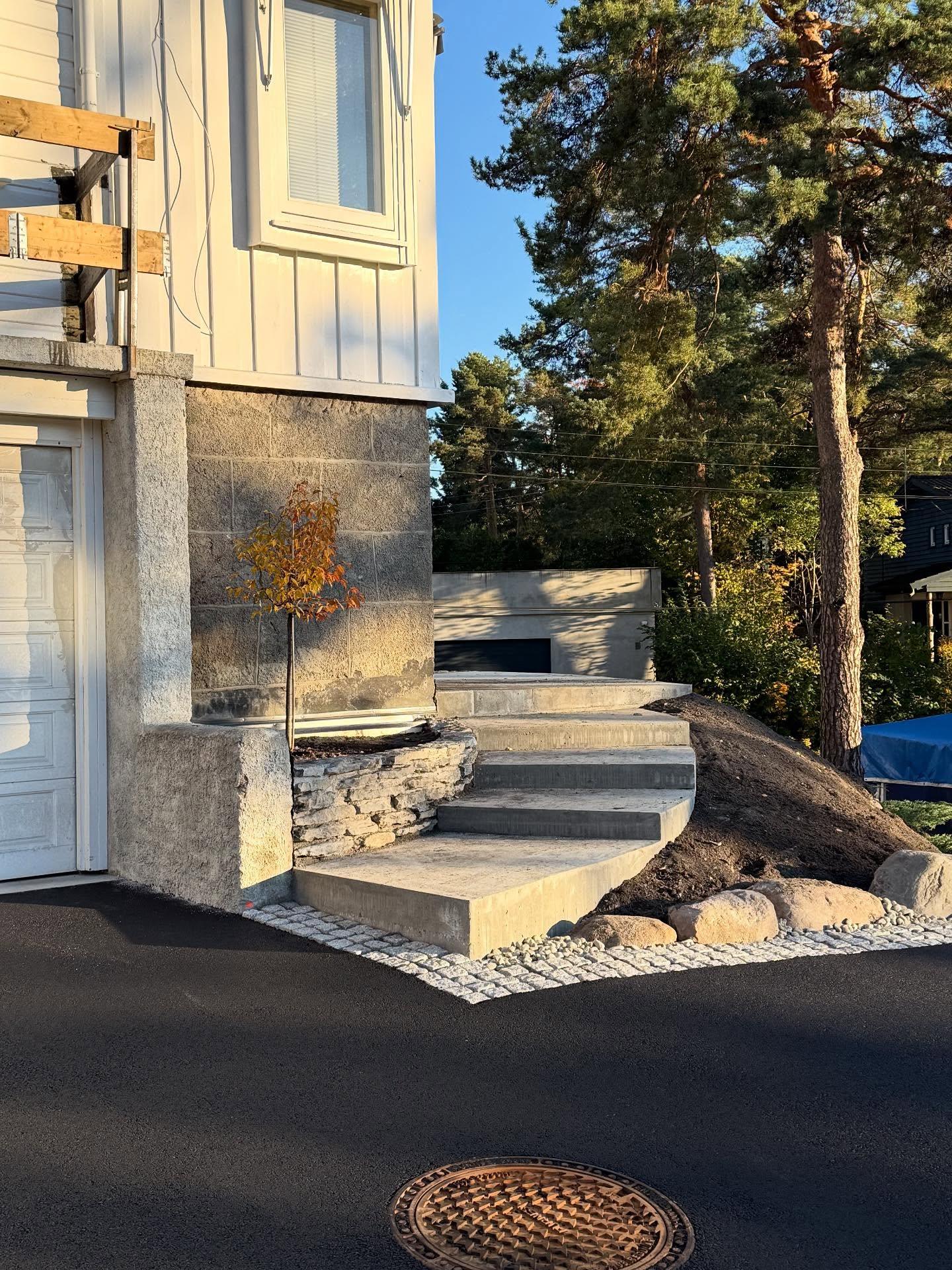Ny trapp i naturstein opp til inngangspartiet