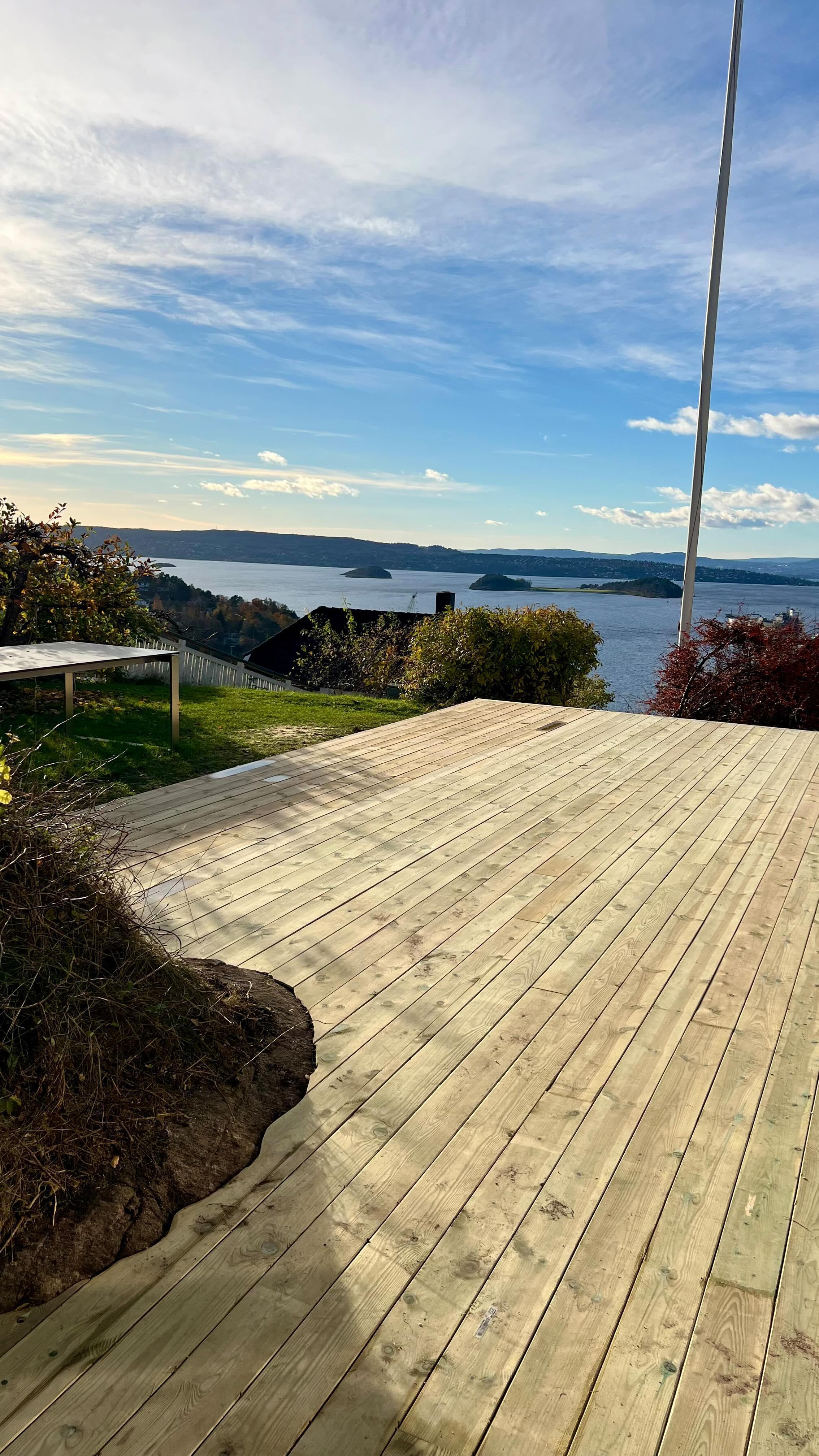 Ny terrasse i tre med utsikt over fjorden